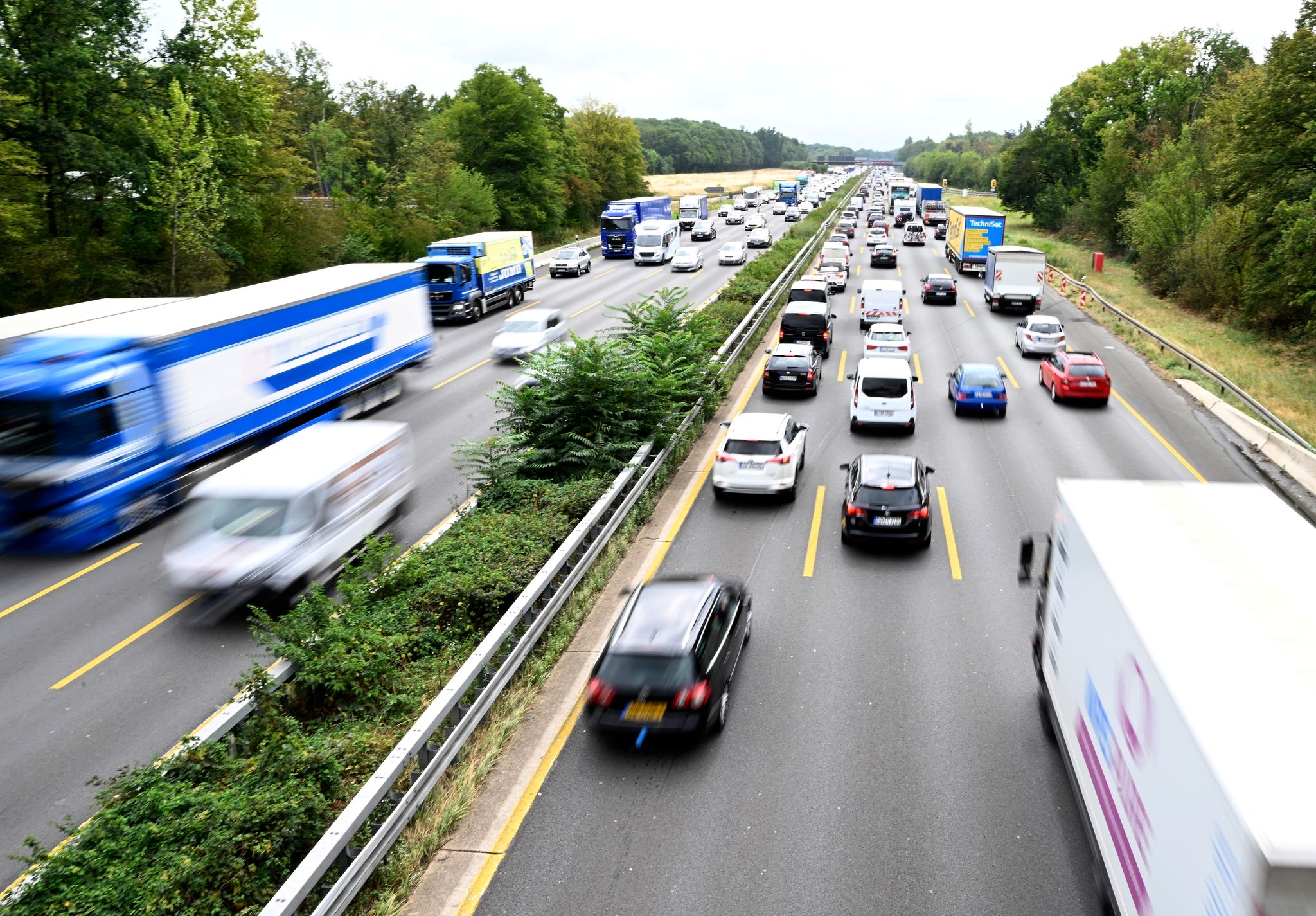 Dicke Luft: Streit um Abgas-Manipulationen an Lastwagen