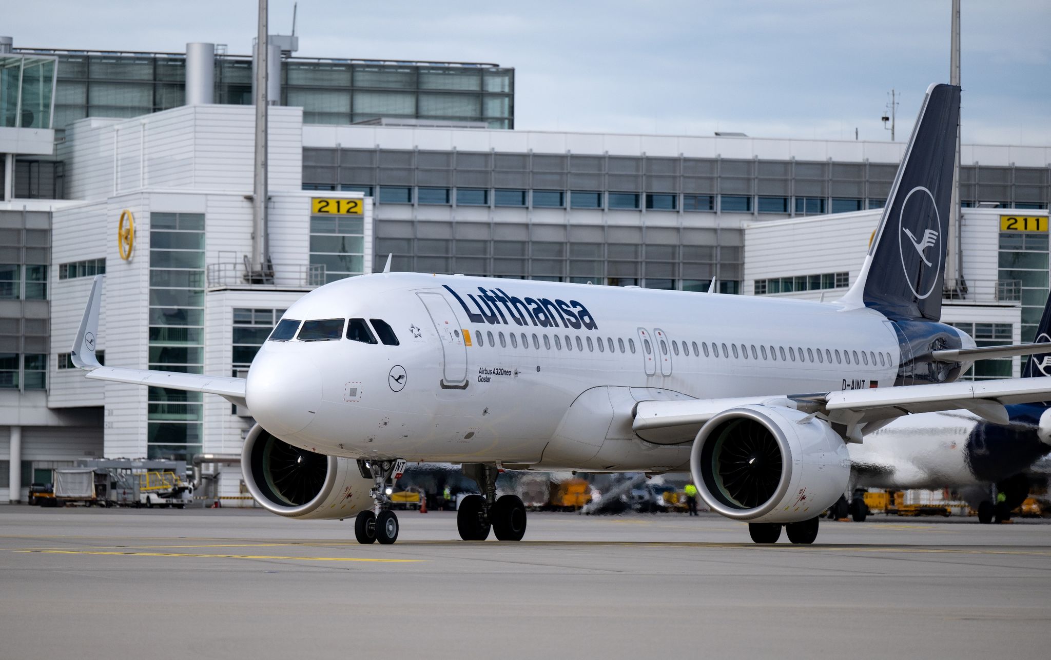 Lufthansa hebt Gewinnprognose erneut an