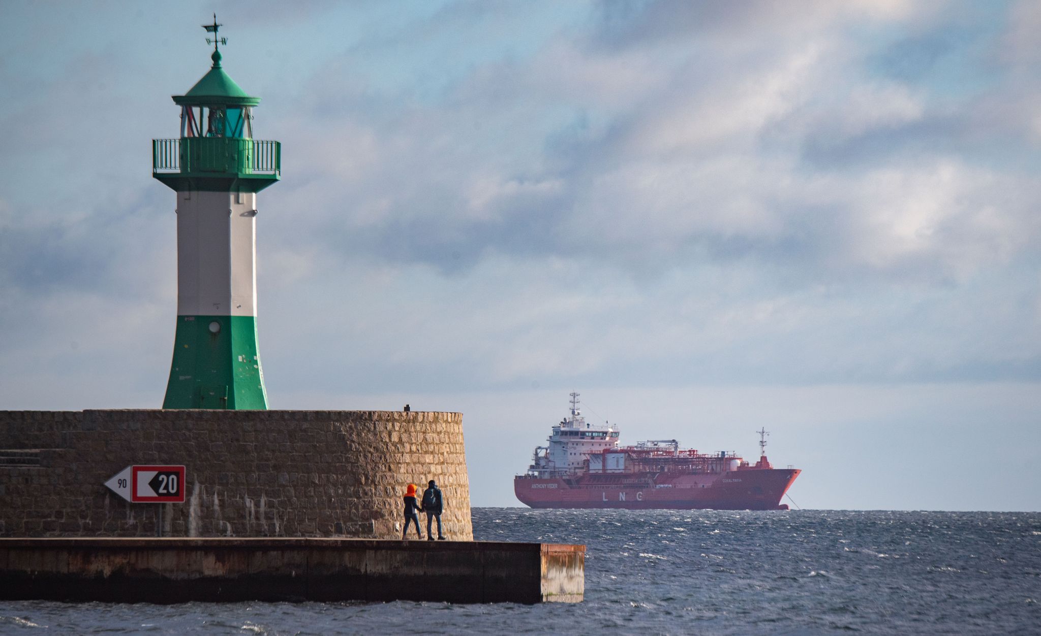 Erster Flüssigerdgas-Tanker erreicht Lubmin