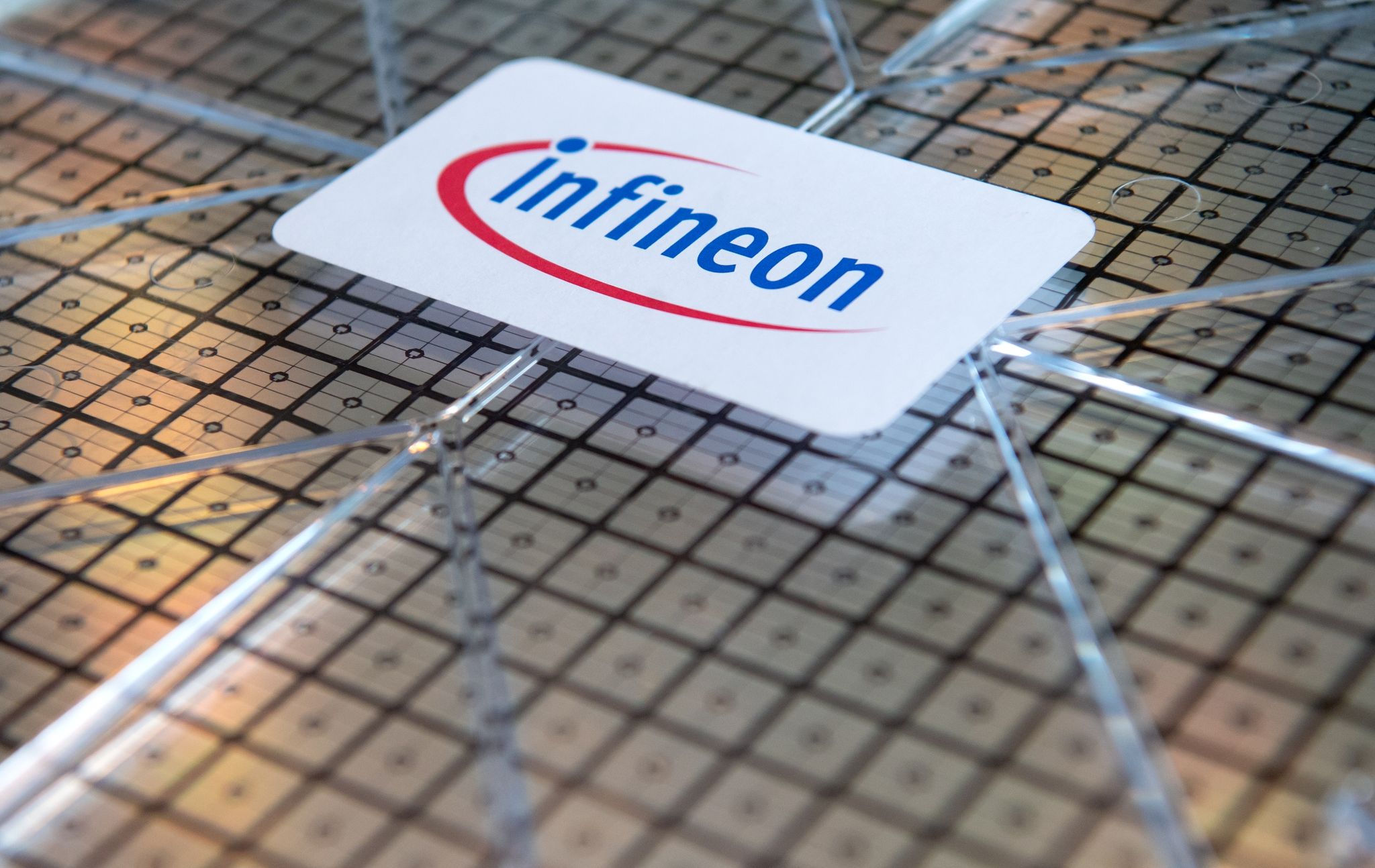 Chipkonzern Infineon erhöht Prognose