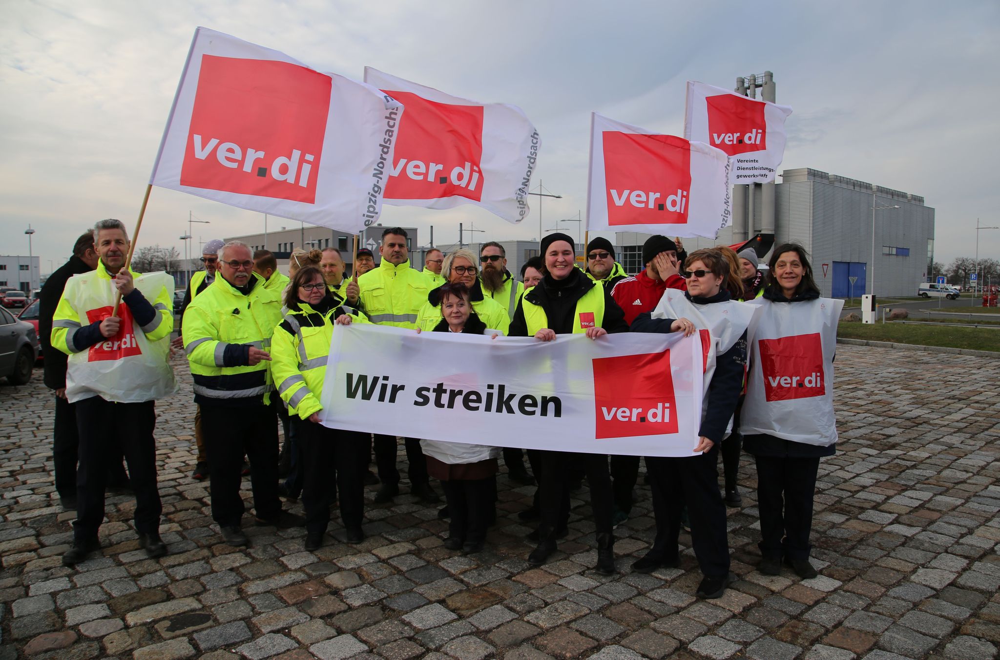 Ganztägiger Verdi-Warnstreik an Flughäfen gestartet