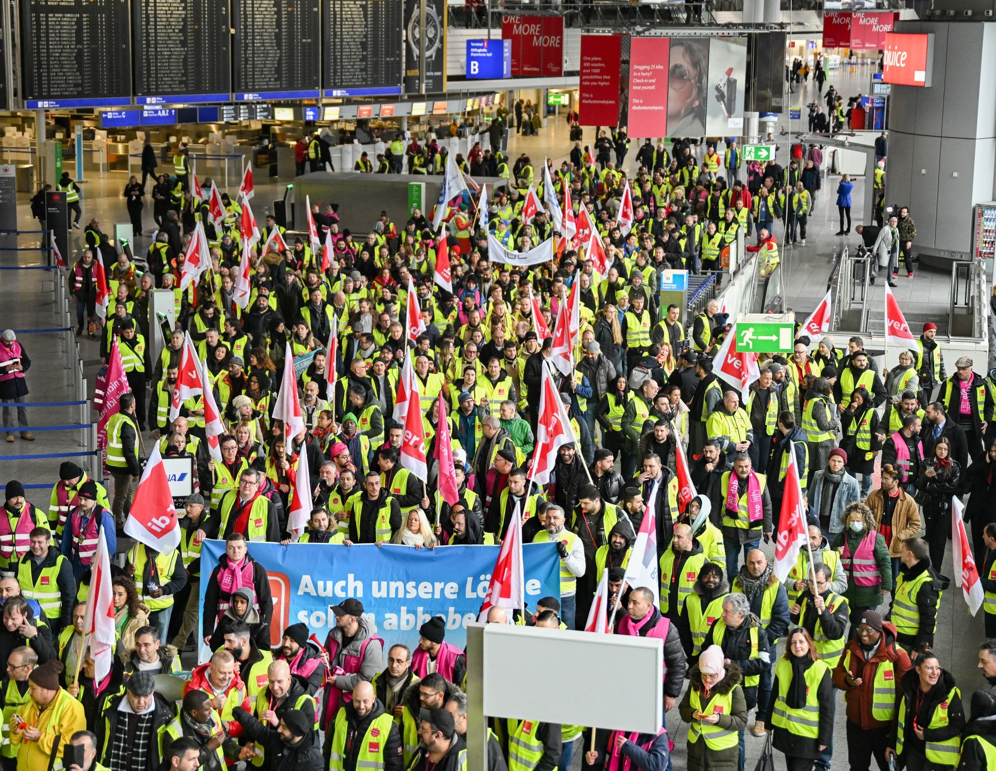 Warnstreik legt Betrieb an sieben Flughäfen lahm