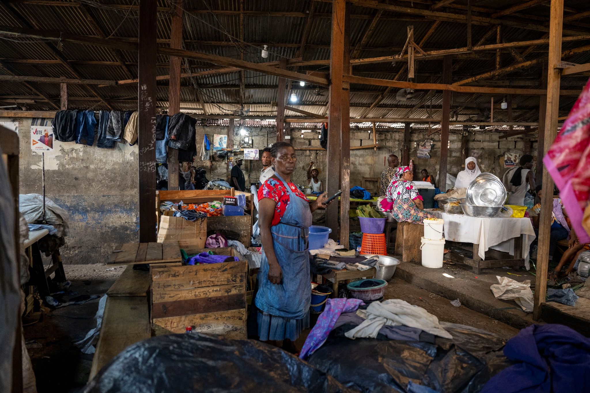 Schattenseiten der Modewelt: Riesiger Kleidermarkt in Accra