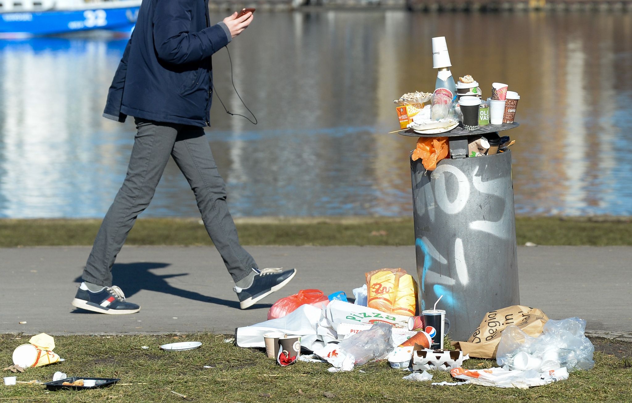 Plastikabgabe auf Getränkebecher und Chipstüten beschlossen