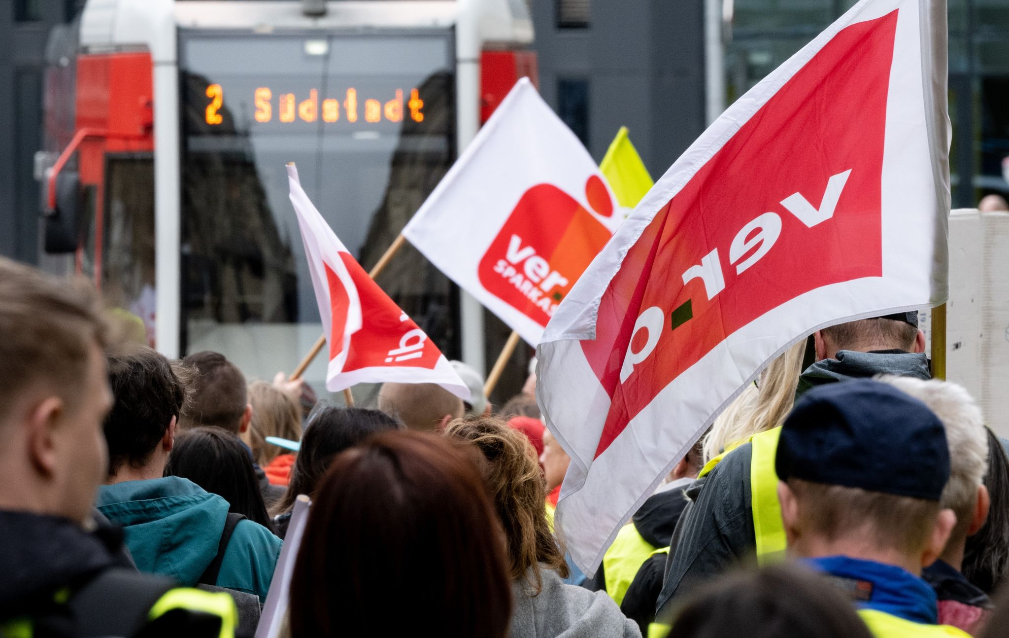 Vor Warnstreiktag: Arbeitgeber attackieren Gewerkschaften