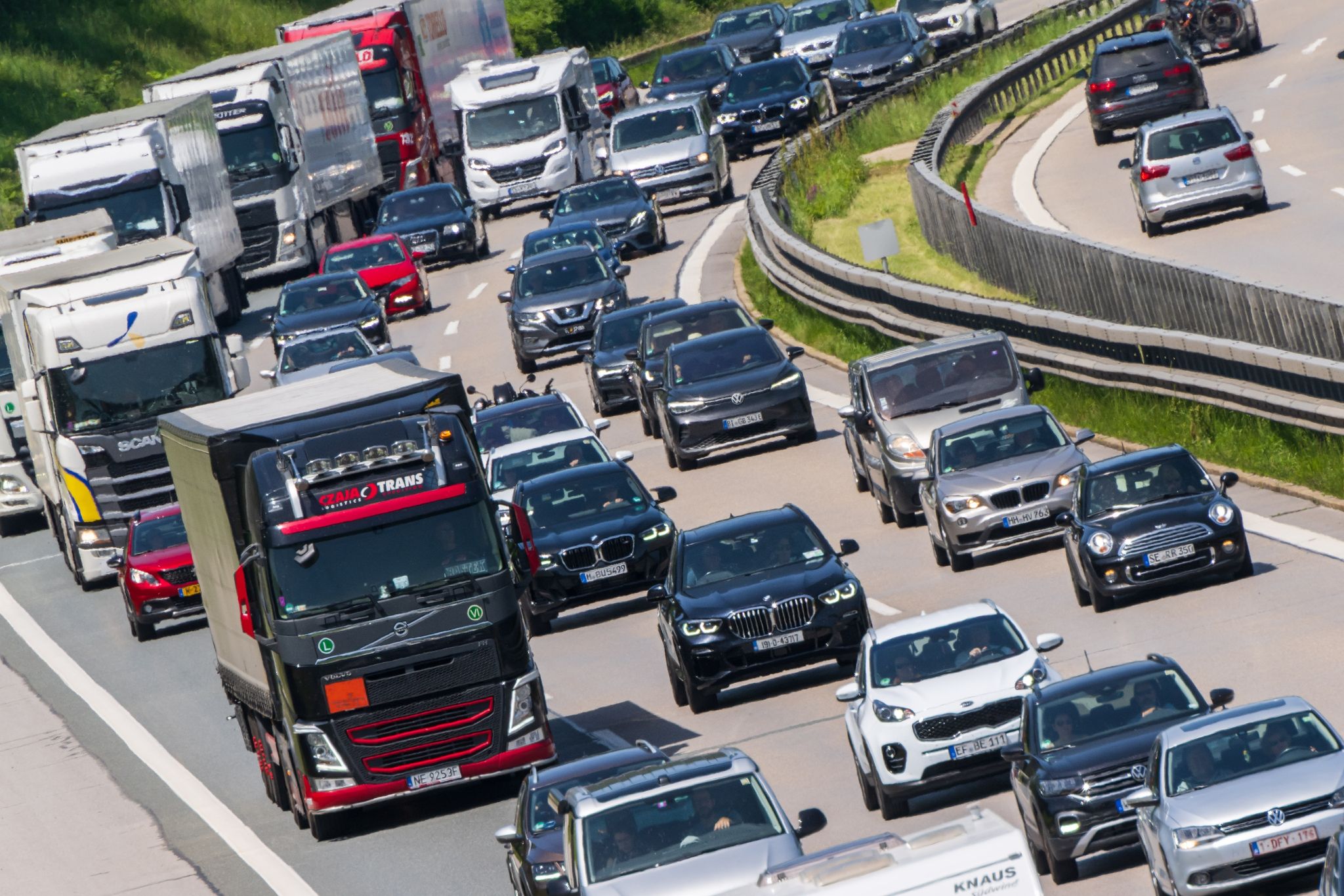 Bundesländer lockern Lkw-Sonntagsfahrverbot vor Warnstreik