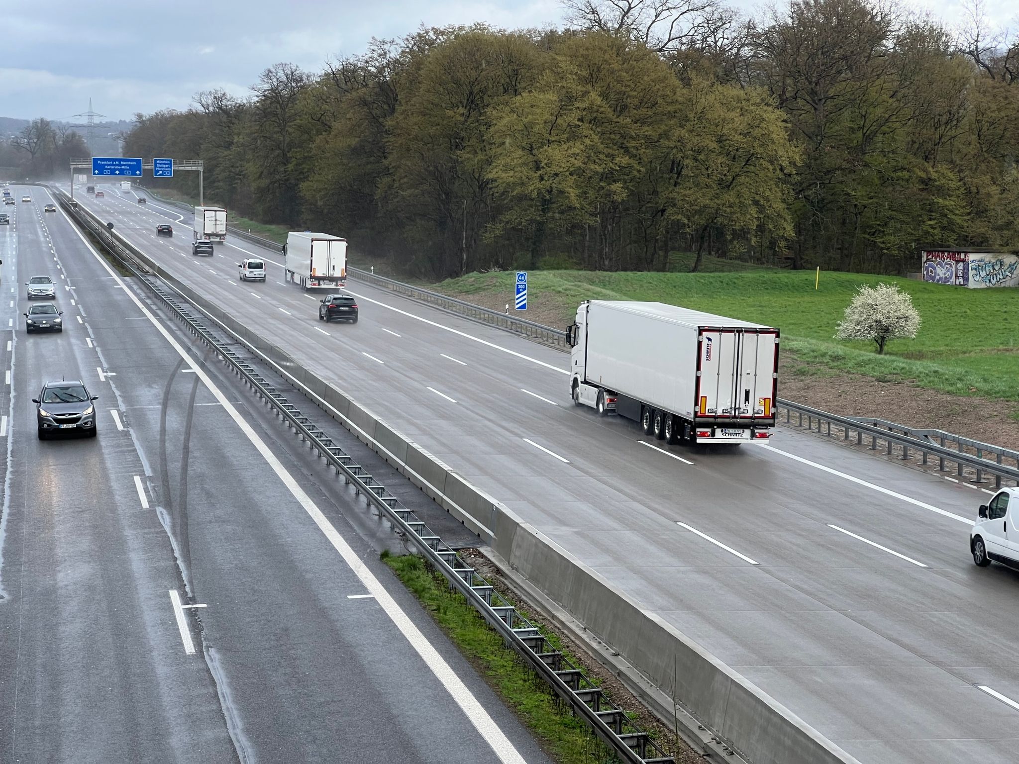 Bundesländer lockern Lkw-Sonntagsfahrverbot vor Warnstreik