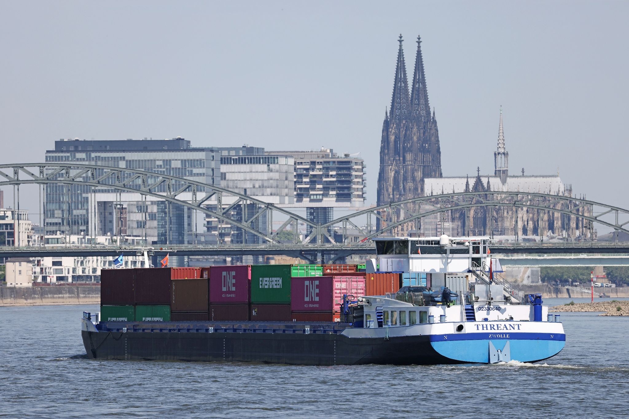 Gütertransport per Binnenschiff auf sehr niedrigem Stand