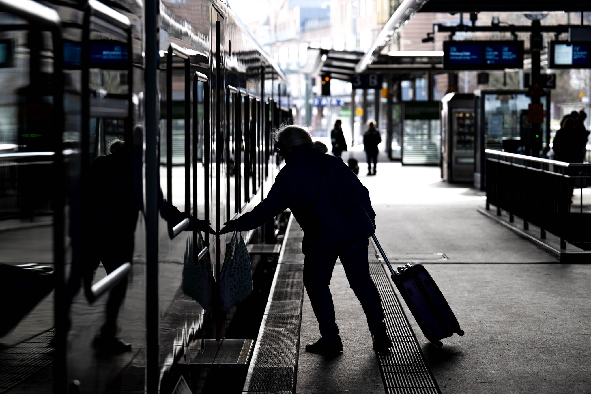 Erneut Warnstreiks an Flughäfen und bei Deutscher Bahn