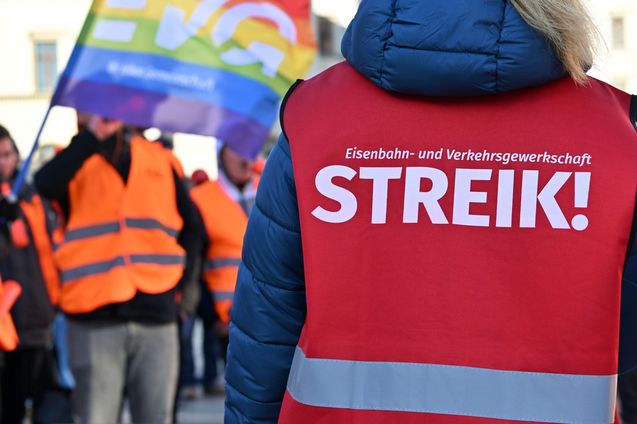 Erneute Warnstreiks im Bahnverkehr und an einigen Flughäfen