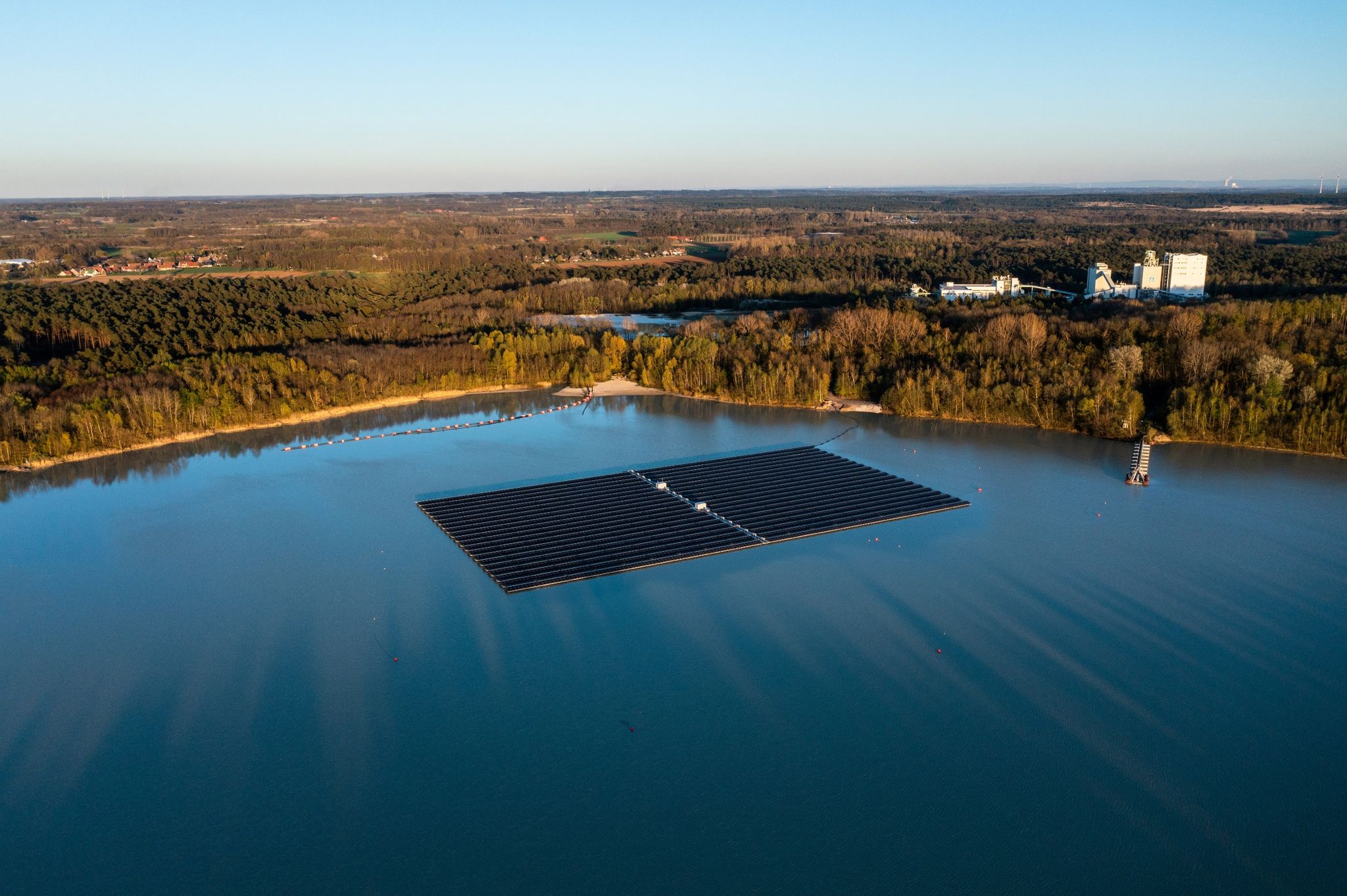 Positive Bilanz für größtes schwimmendes Solarkraftwerk