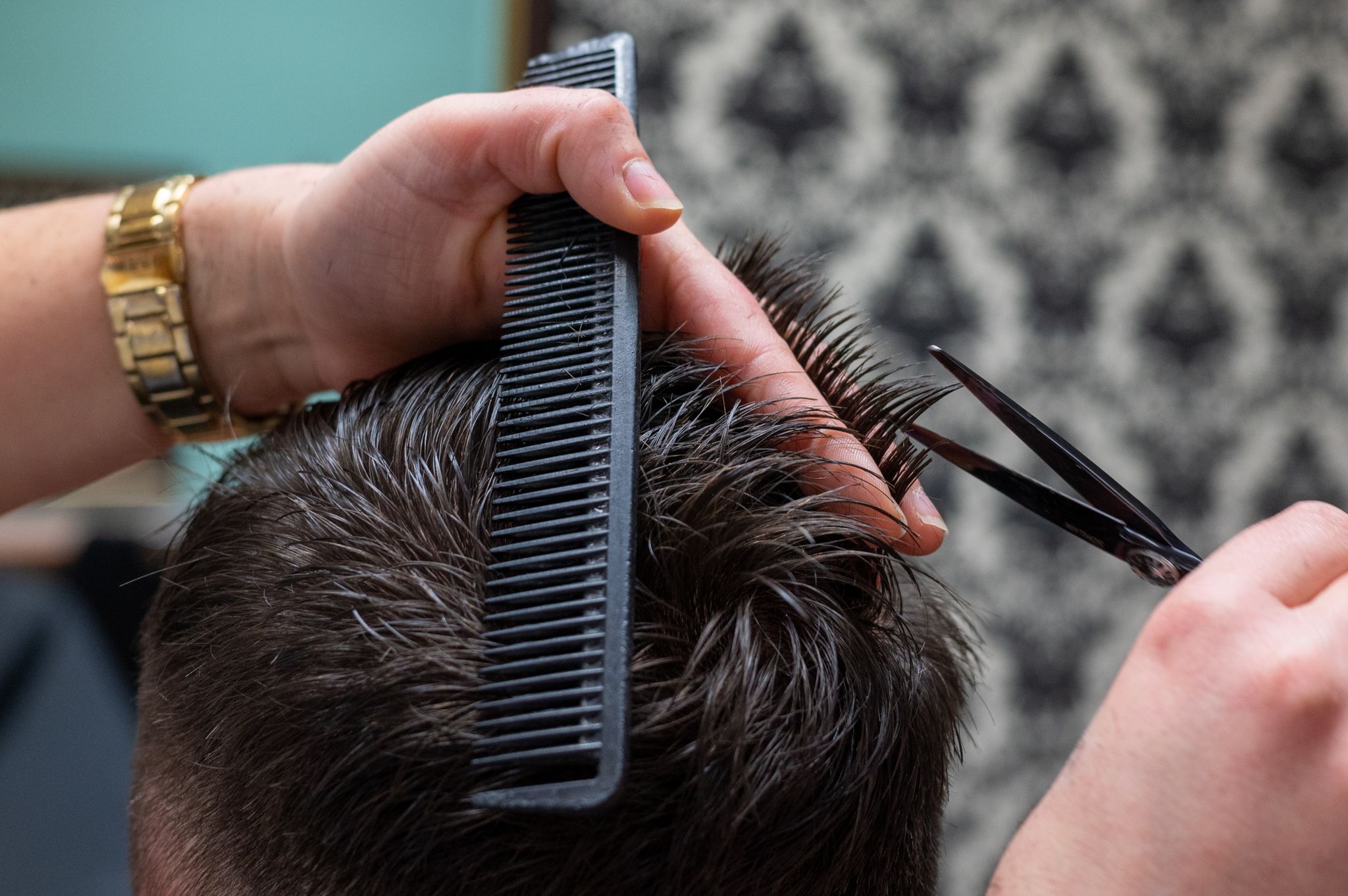 Mehr Männer werden Friseure, mehr Frauen Landwirtin