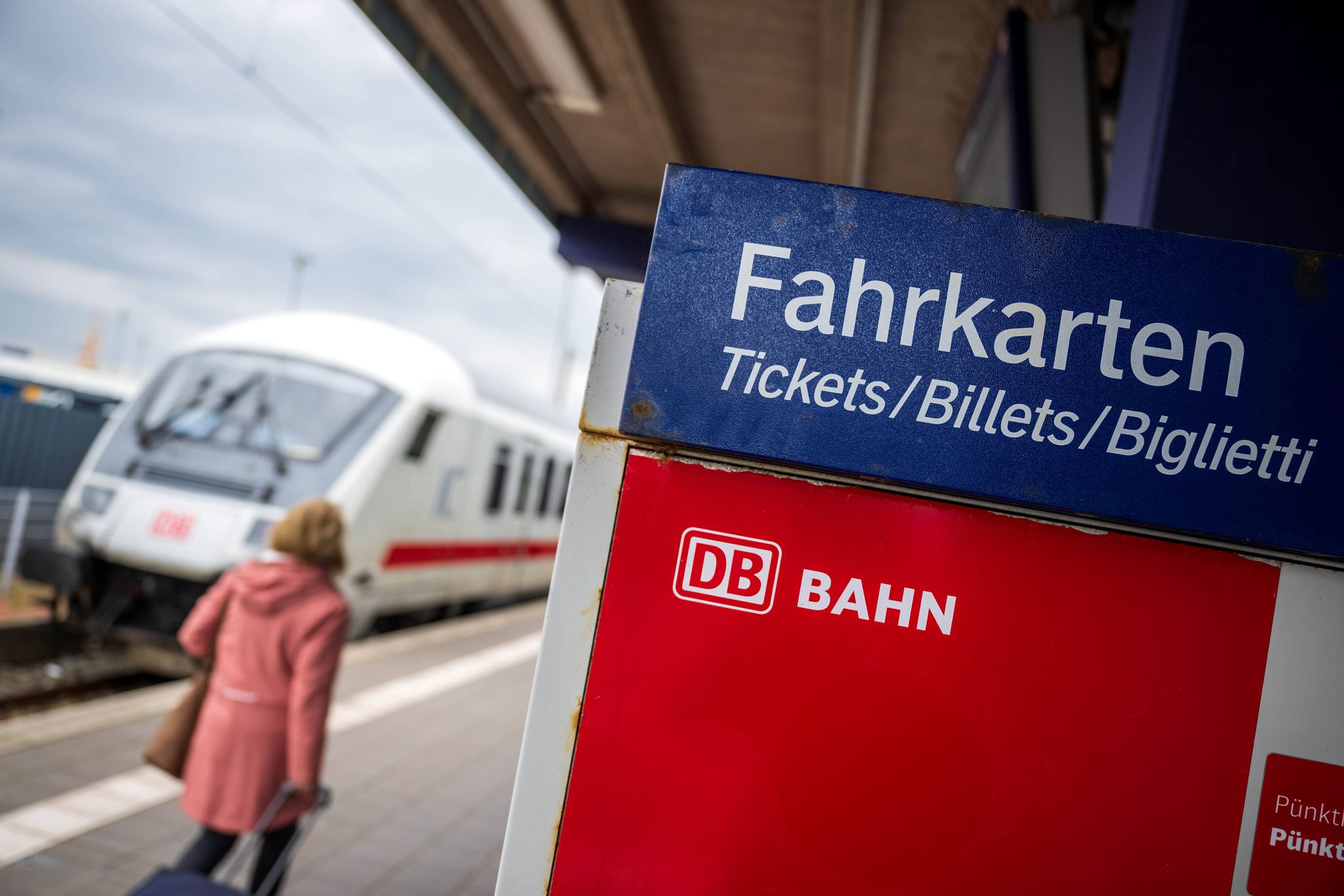 VdK mahnt: 49-Euro-Ticket als normale Fahrkarte verkaufen