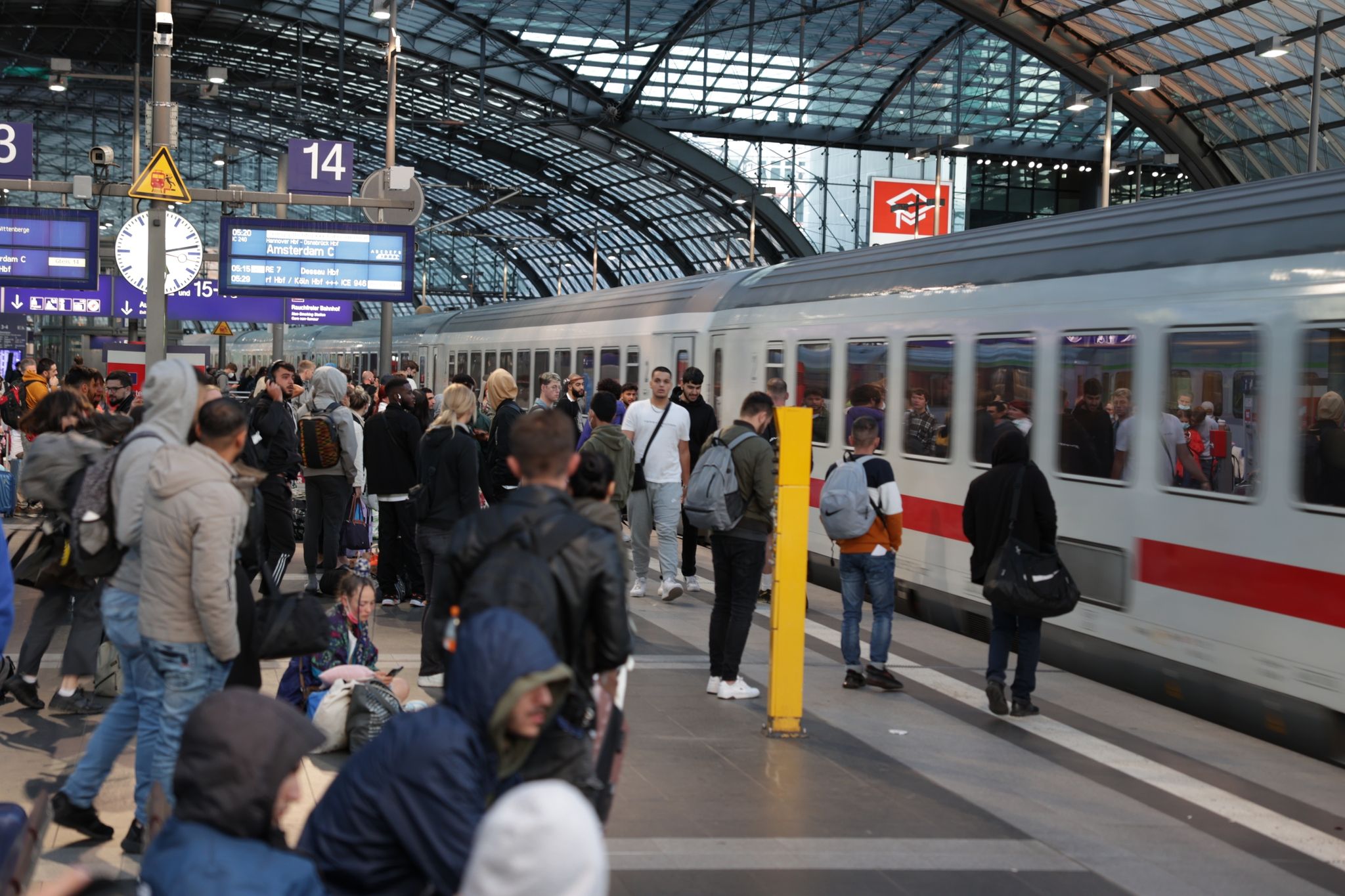 Immer mehr Menschen nutzen die Bahn für Fernreisen