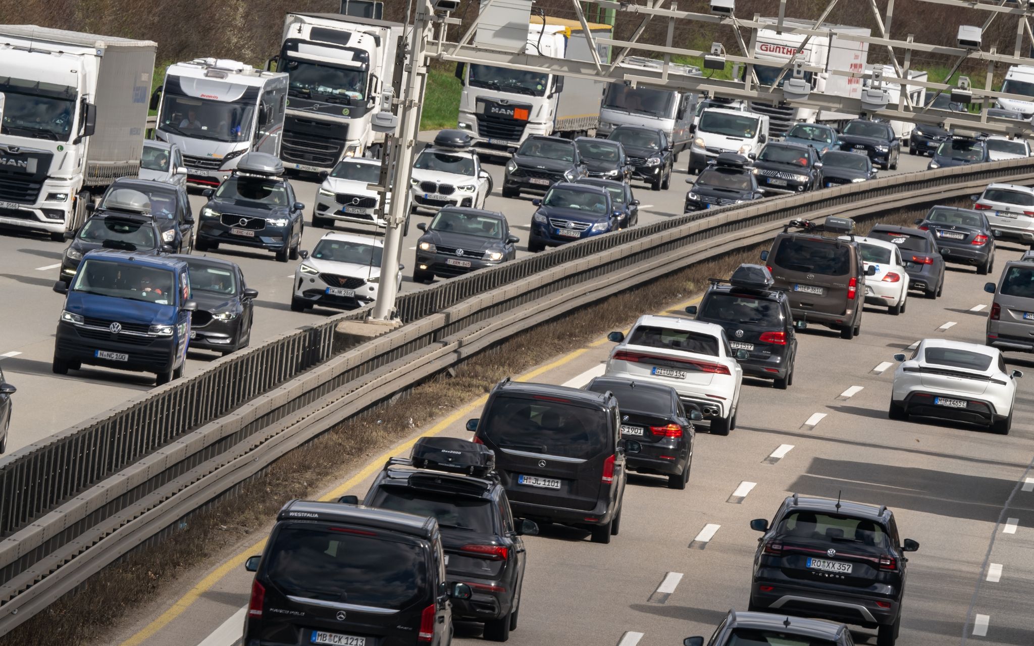 HUK-Umfrage: Auto zunehmend populär, Bus und Bahn unbeliebt