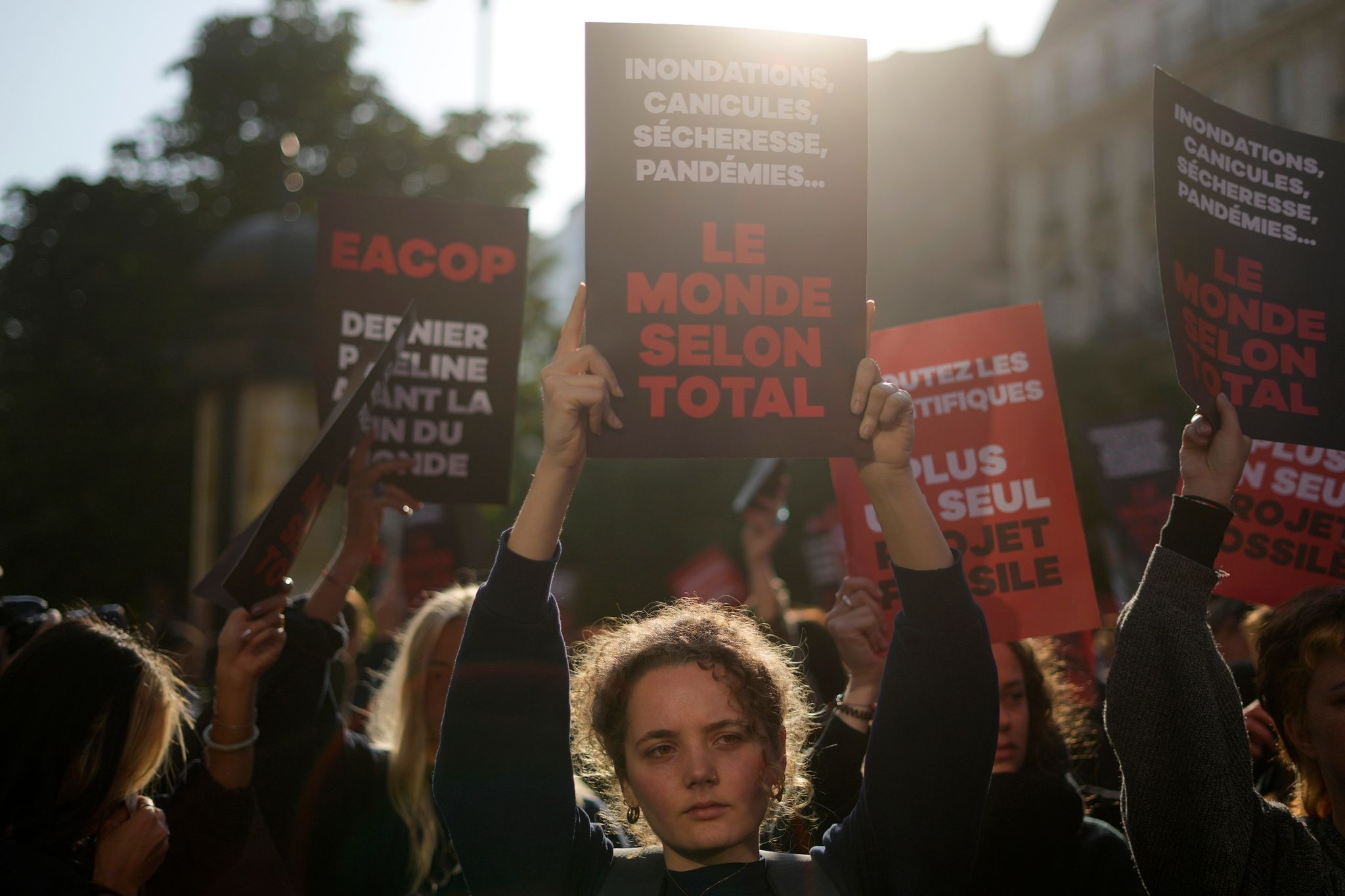 Klimaprotest gegen Öl-Pipeline bei Total-Hauptversammlung