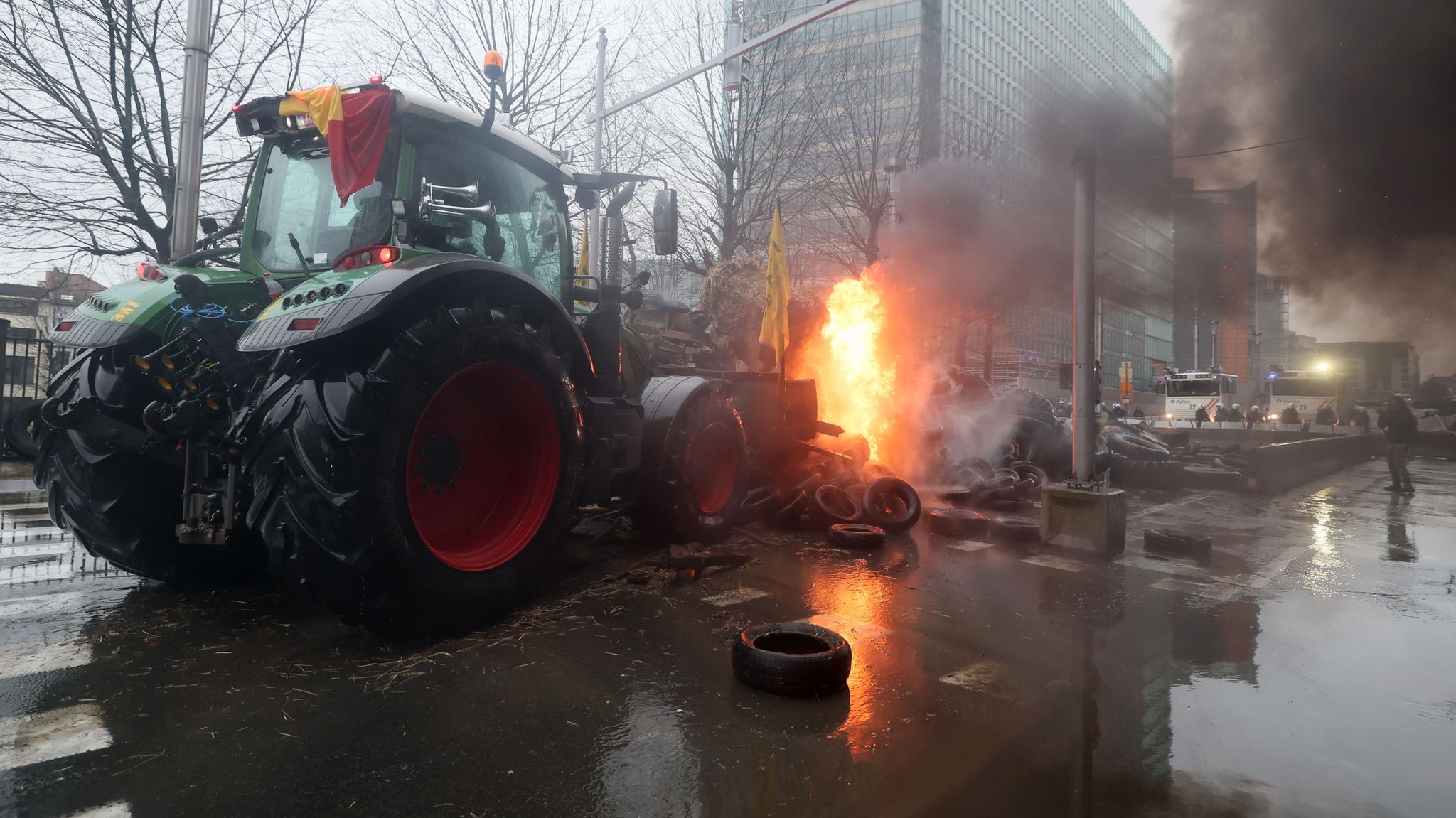 Brennende Reifen bei Bauernprotest in Brüssel