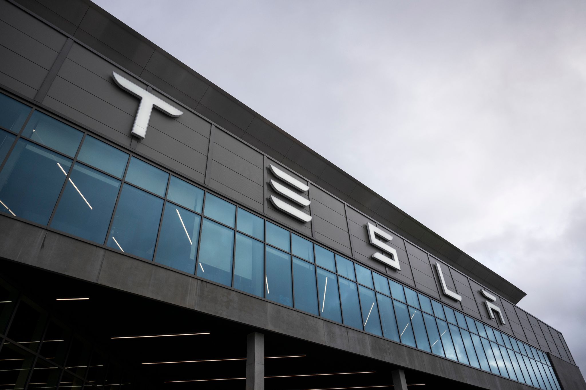 Tesla-Produktion bei Berlin steht still – Fabrik evakuiert