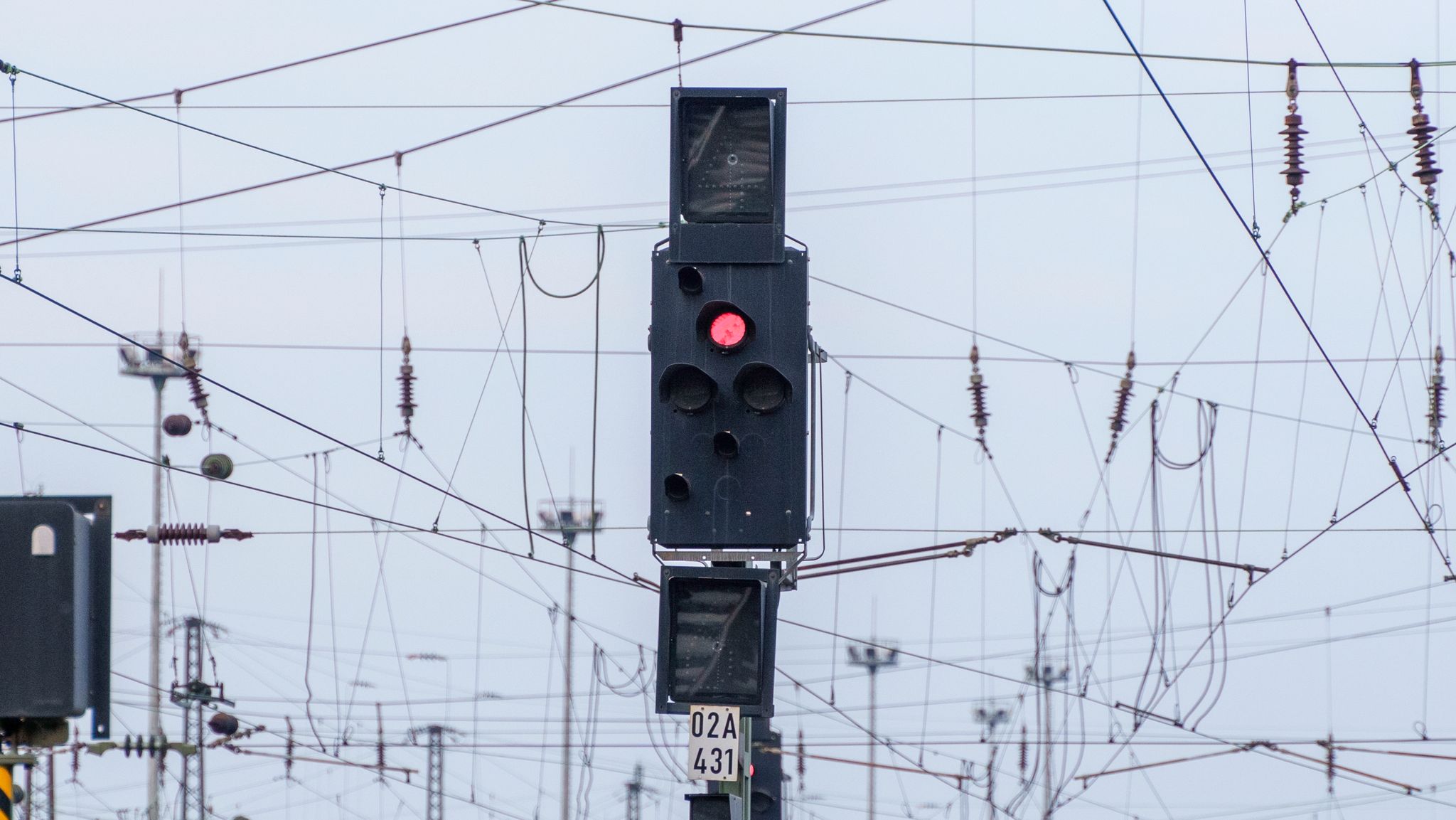 Streiks lähmen Bahn und Luftverkehr