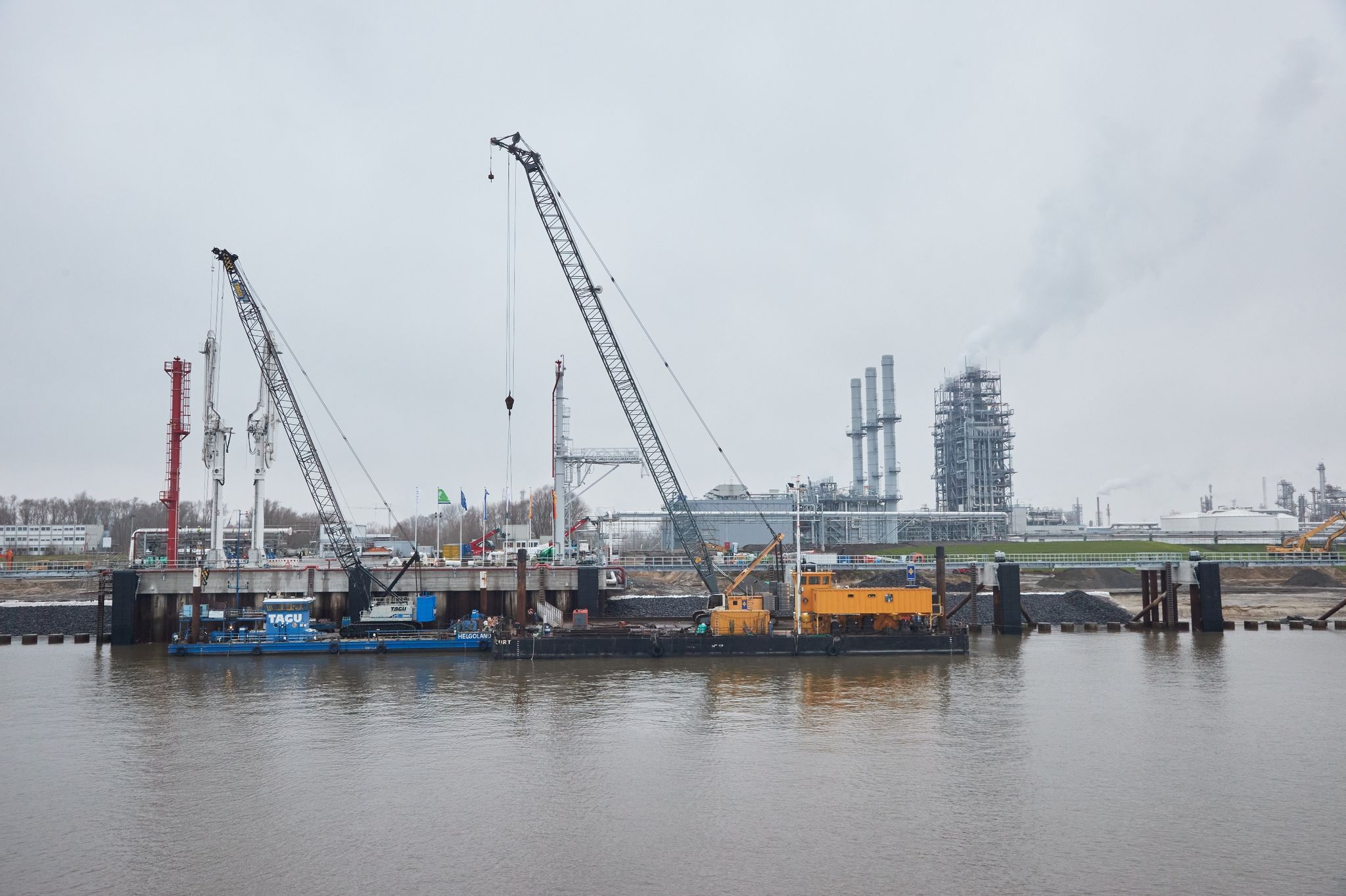 Schwimmendes LNG-Terminal in Stade angekommen