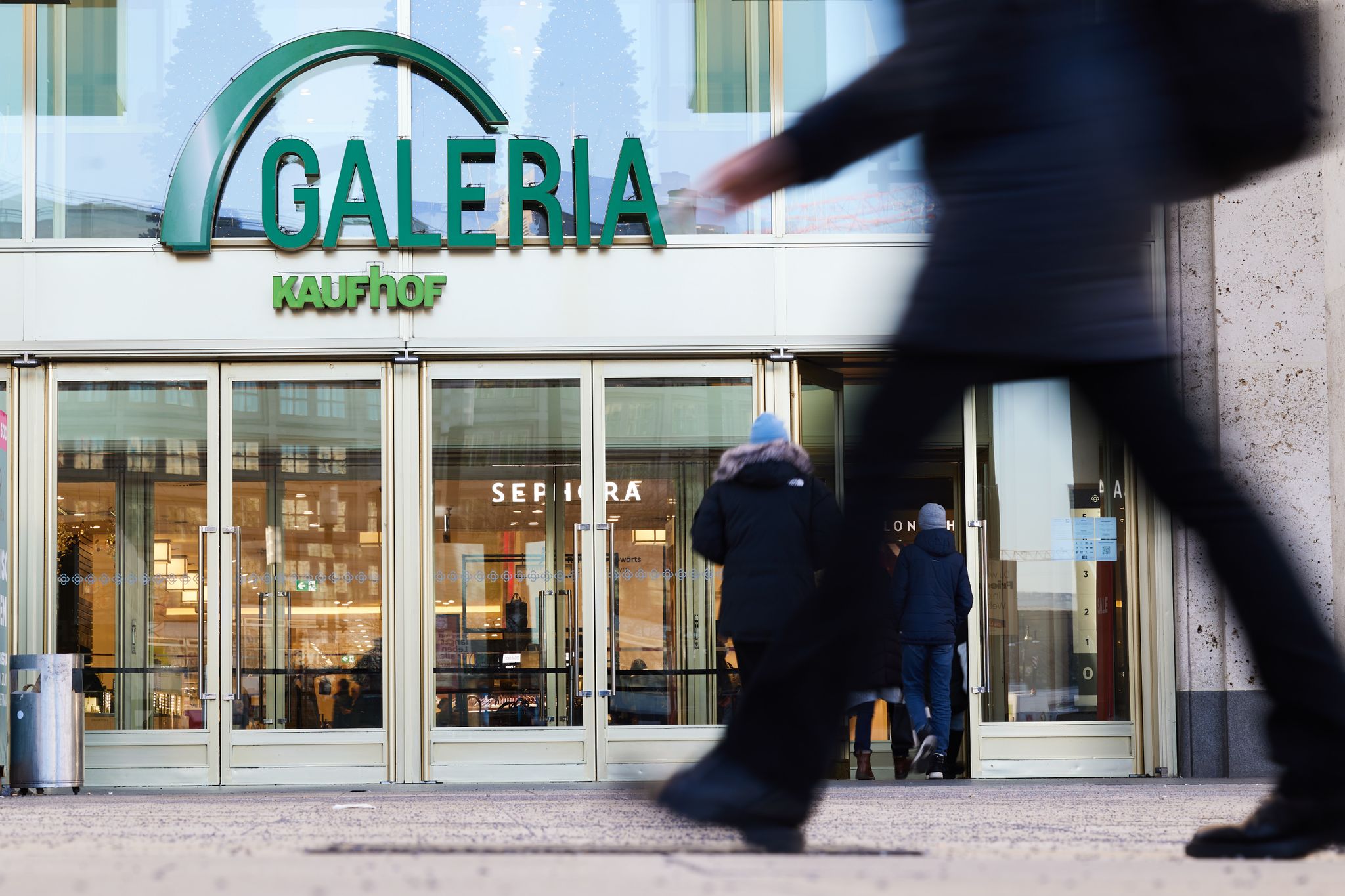 Zwei alte Bekannte greifen nach Galeria Karstadt Kaufhof