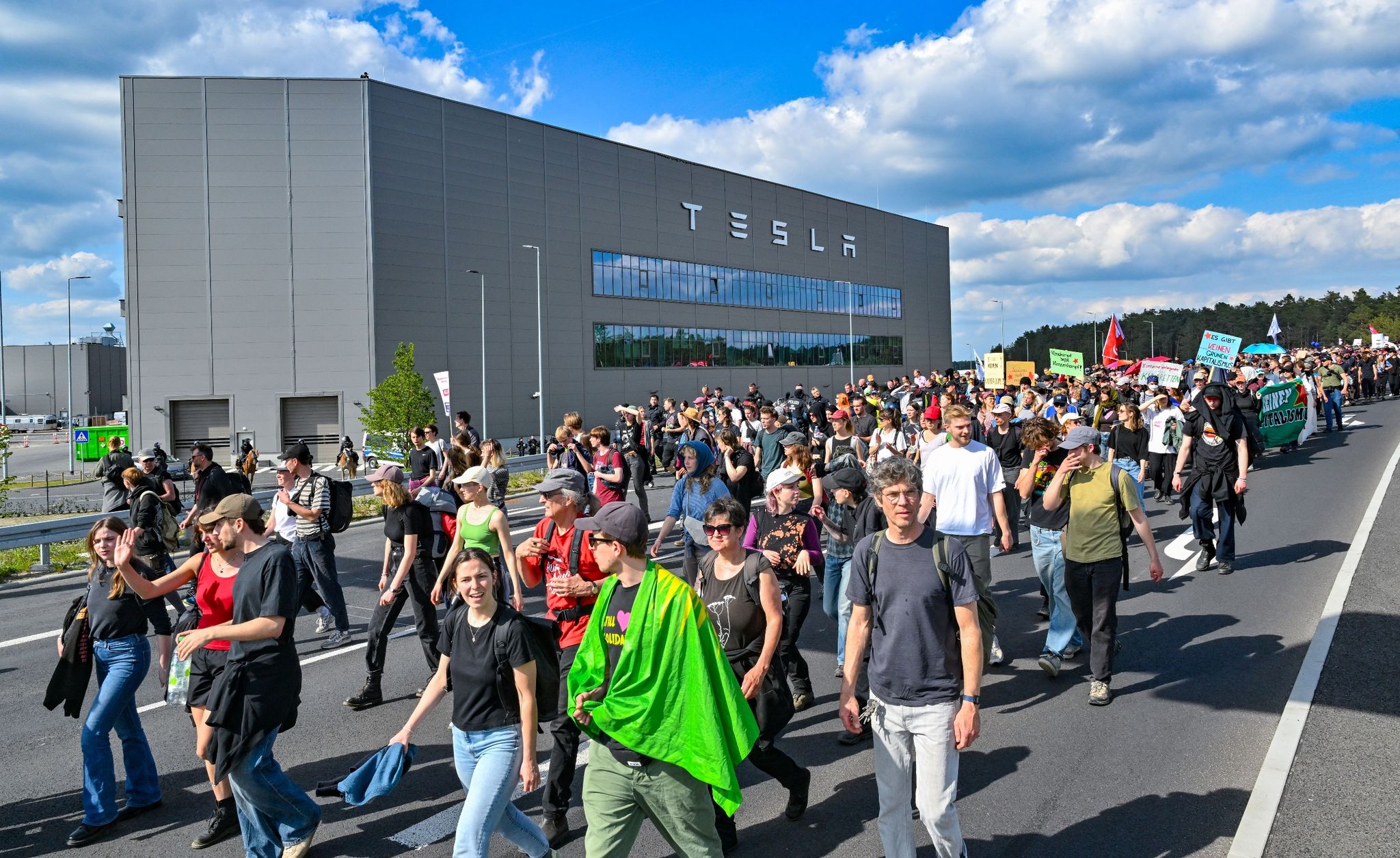 Protestzug zum Tesla-Werk: Vereinzelt Auseinandersetzungen