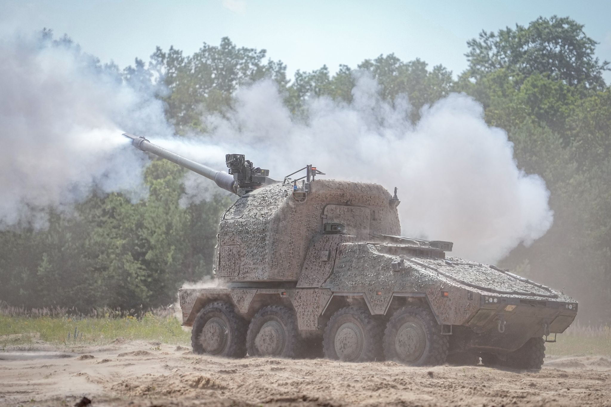 Panzerbauer KNDS präsentiert mehr Feuerkraft auf Rädern