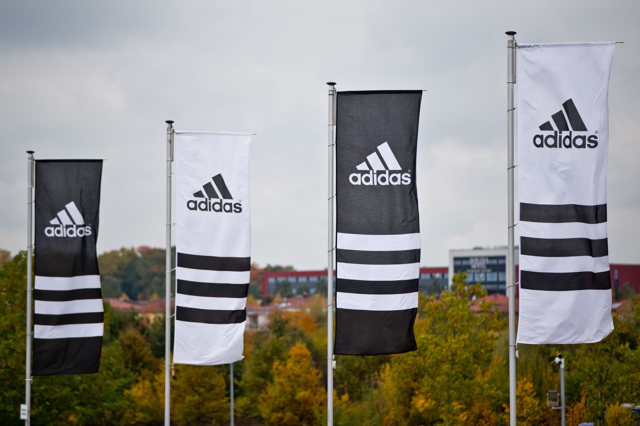 Zoll durchsucht Adidas-Zentrale : Es geht um Einfuhrabgaben