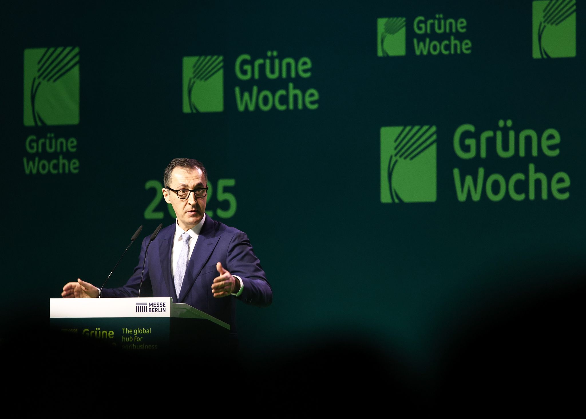 Özdemir eröffnet Grüne Woche – Seuche überschattet Messe