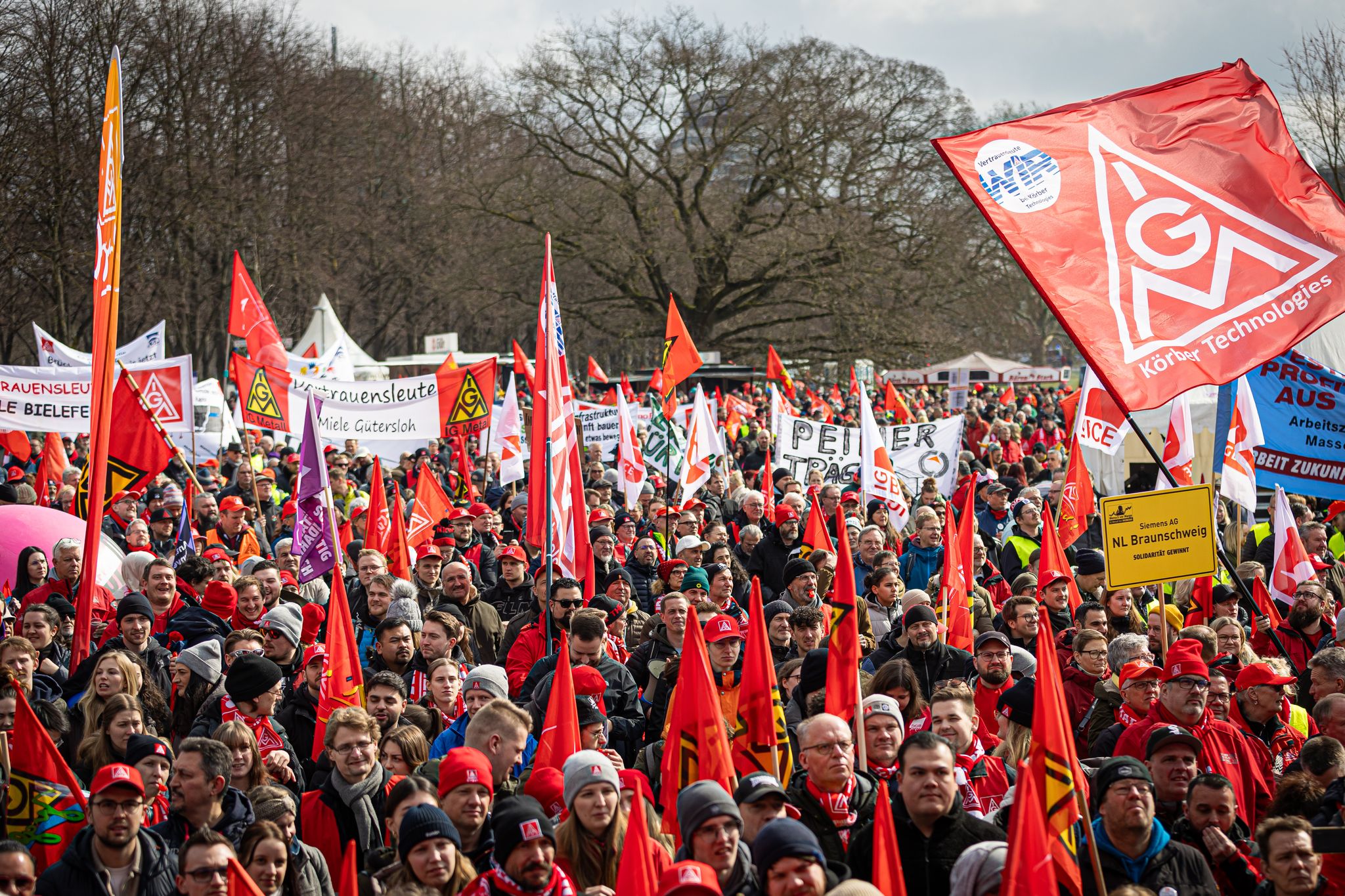 Tausende demonstrieren für mehr Investitionen in Industrie