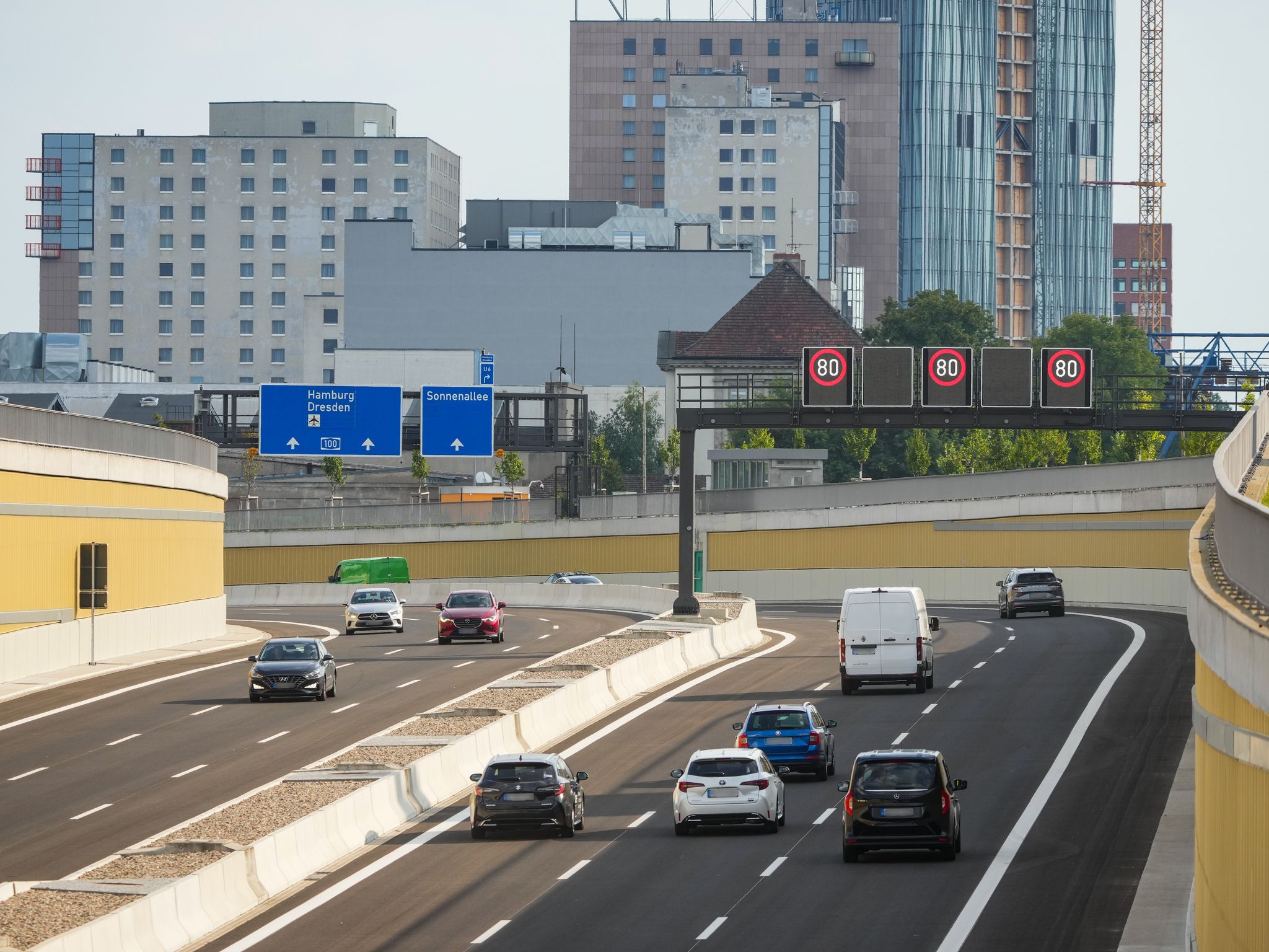 Umstrittenes Teilstück der A100 in Berlin eröffnet