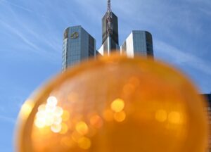 Commerzbank hält trotz Gewinnrückgang an Jahresziel fest