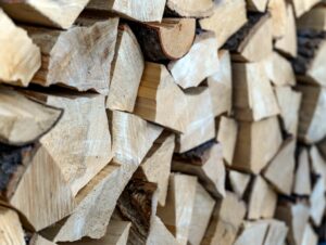 Qualität und Restfeuchte: Worauf es beim Feuerholz ankommt