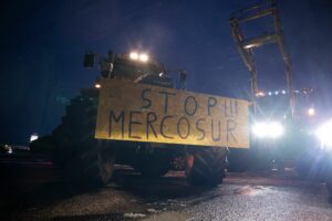 Bauernproteste an Autobahnen gegen EU-Handelsabkommen