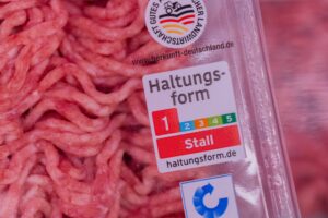 Mehr Fleisch aus besseren Ställen – Staatliches Logo später