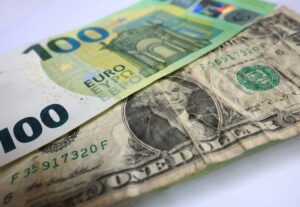 Trumps Politik schwächt Dollar – Experten sehen Risiken